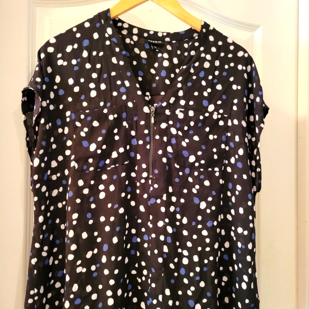 Torrid cap sleeve blouse.
